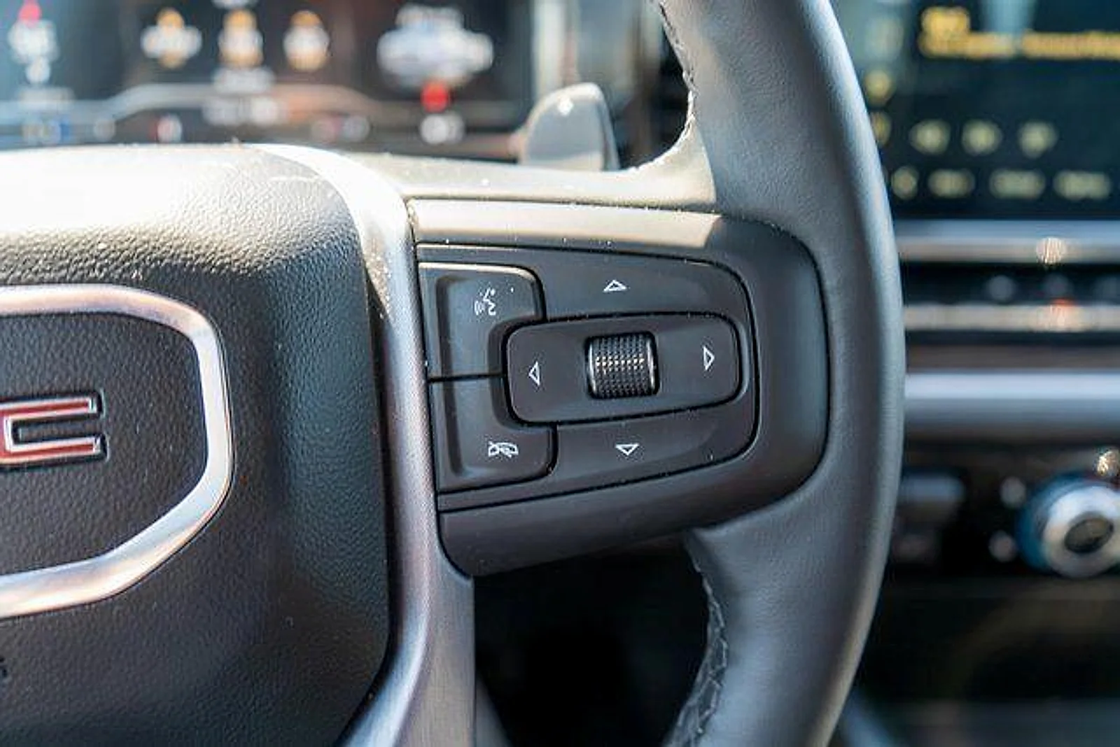 Used 2025 Summit White GMC Elevation image 22