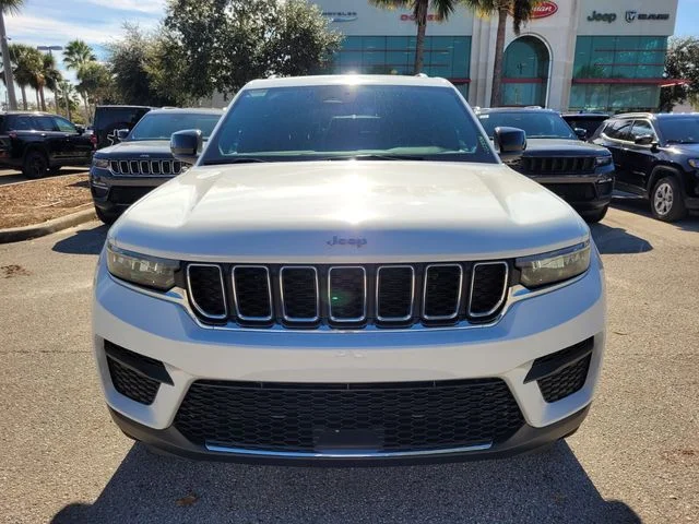 New 2025 Bright White Clear-Coat Exterior Paint Jeep Laredo image 18