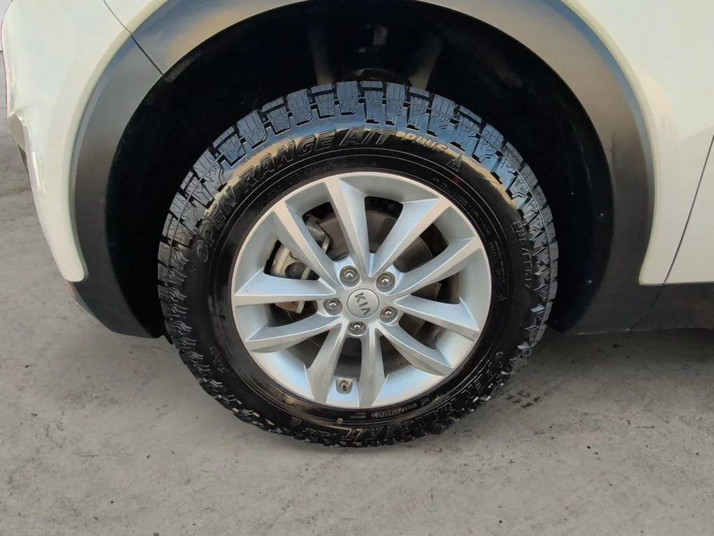 Used 2018 White Kia LX image 9