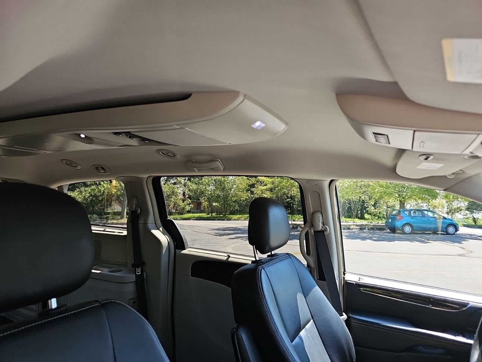 Used 2014 Brilliant Black Crystal Pearlcoat Chrysler Touring image 11
