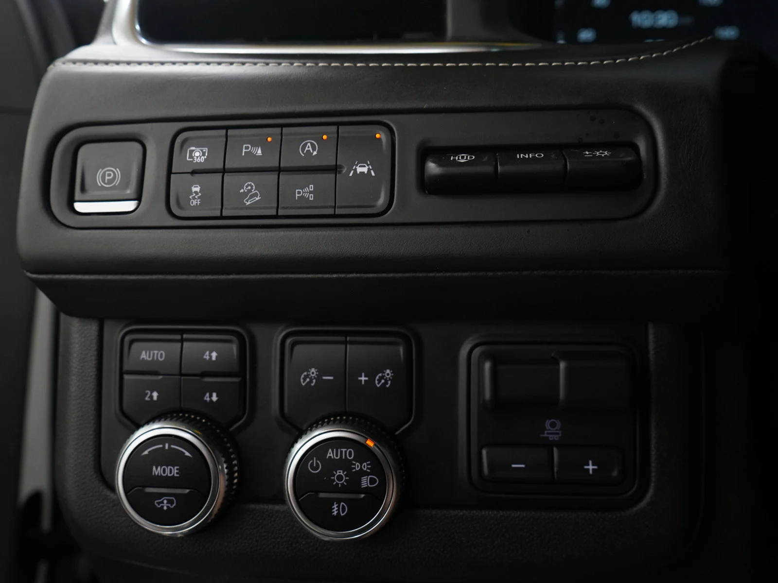 Used 2023 White Frost Tricoat GMC Denali Ultimate image 27