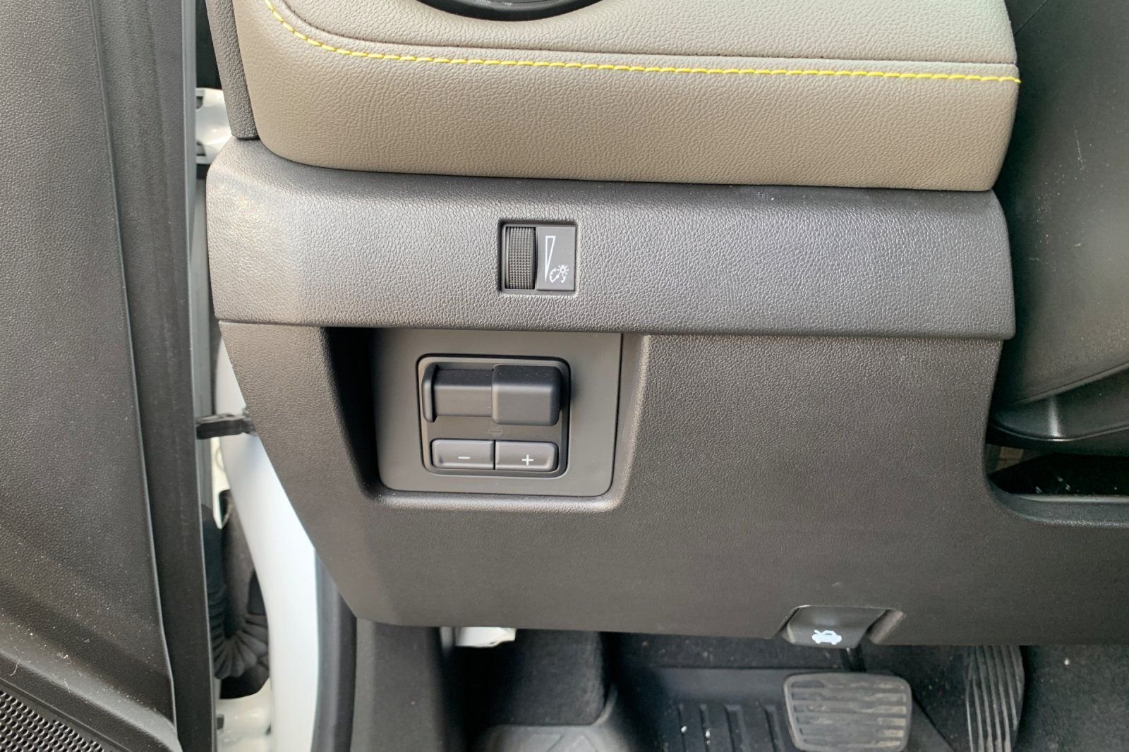 Used 2024 White Chevrolet ZR2 image 33