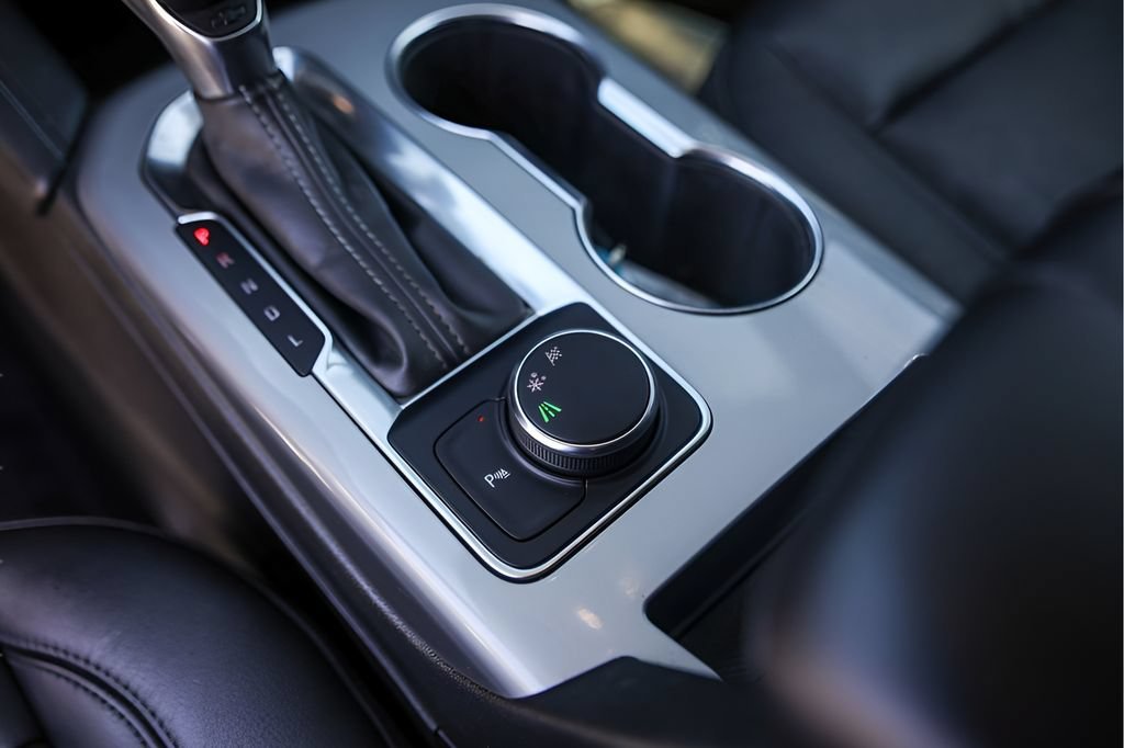 Used 2020 SUMMIT WHITE Chevrolet LT image 22