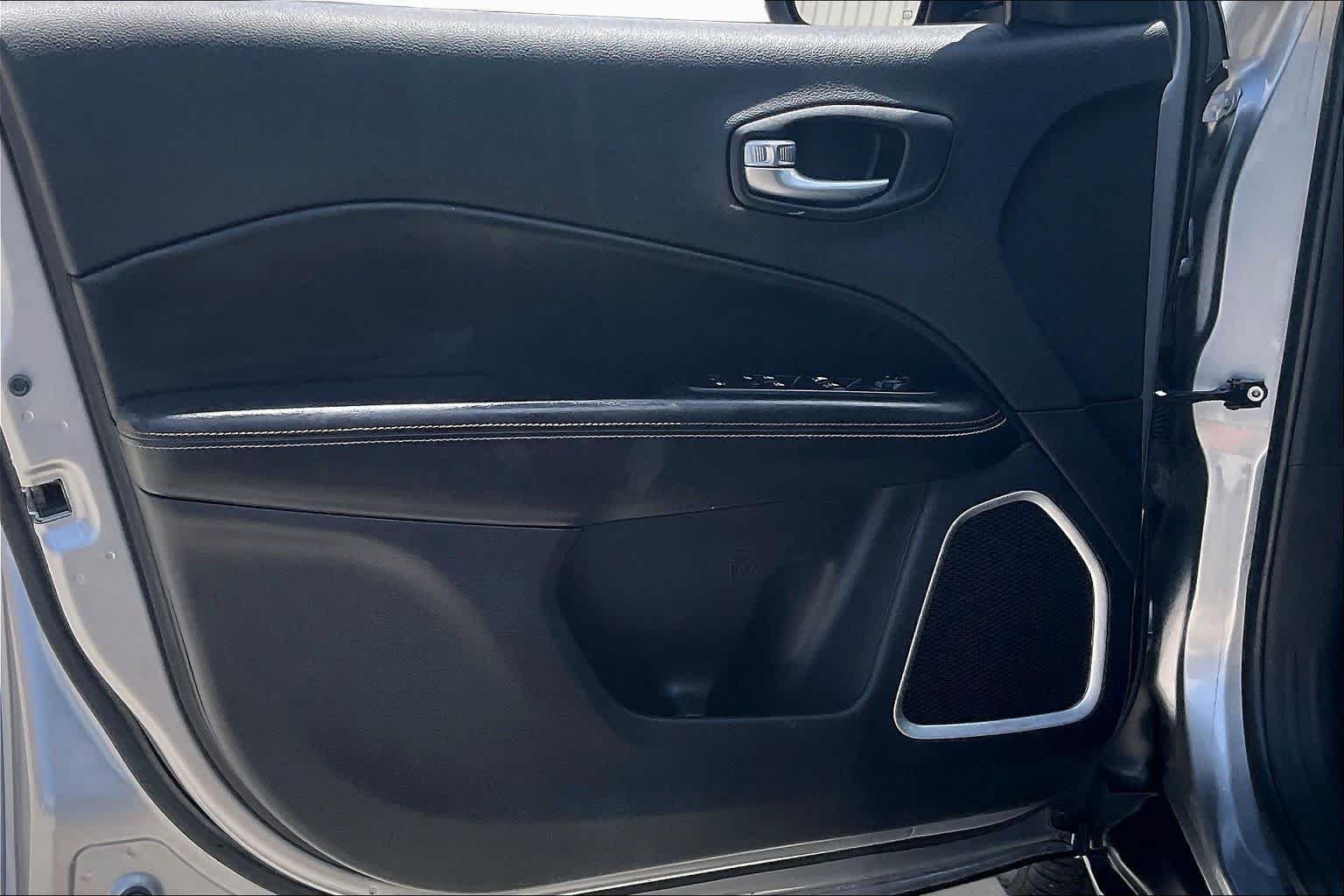 Used 2019 Billet Silver Metallic Clear Coat Jeep Latitude image 21