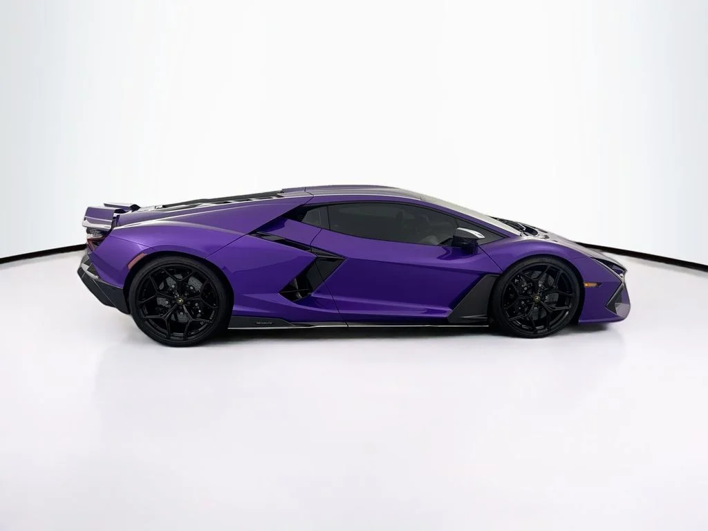 Used 2024  Lamborghini  image 4