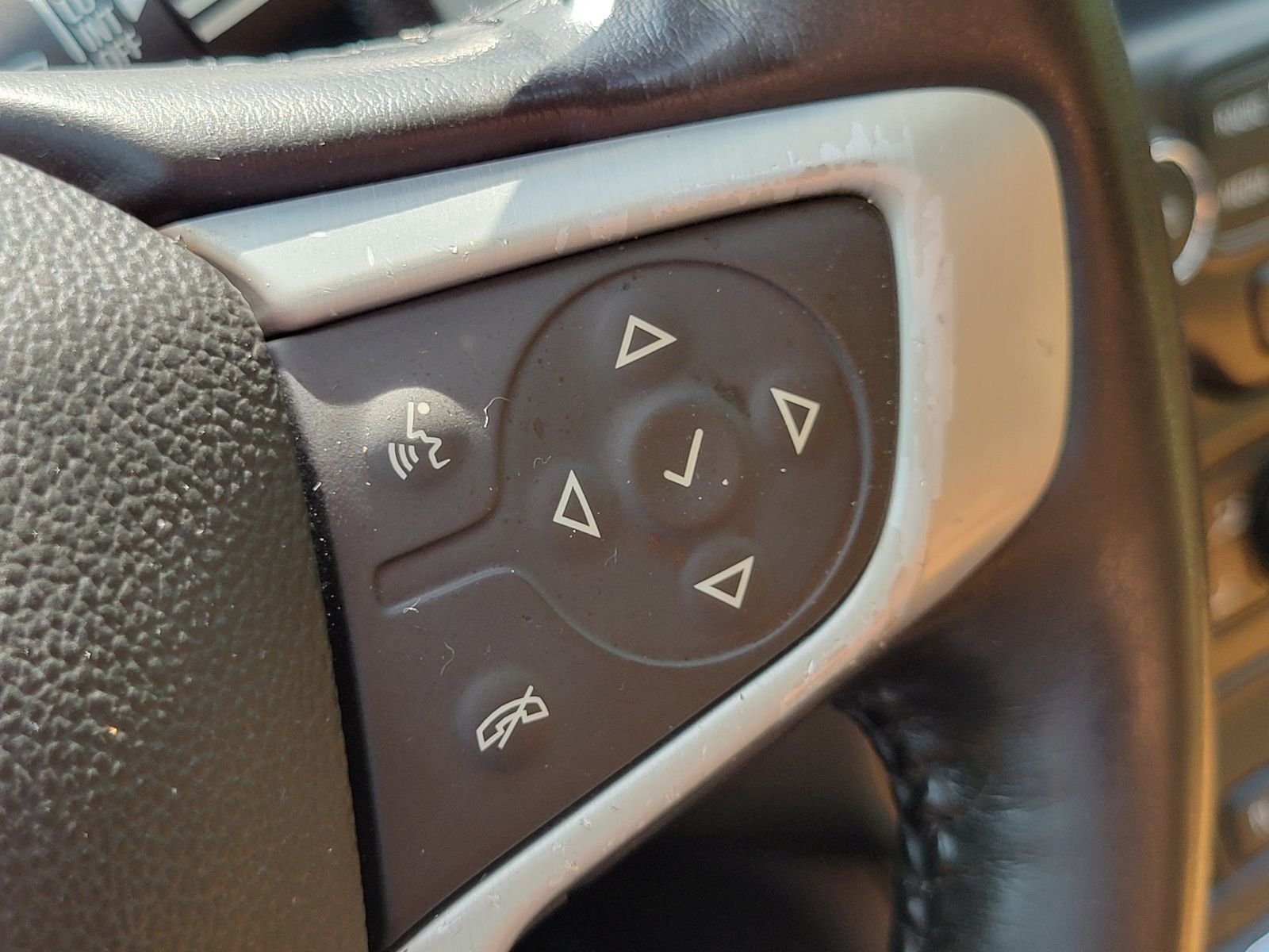 Used 2018 Black GMC SLT image 18