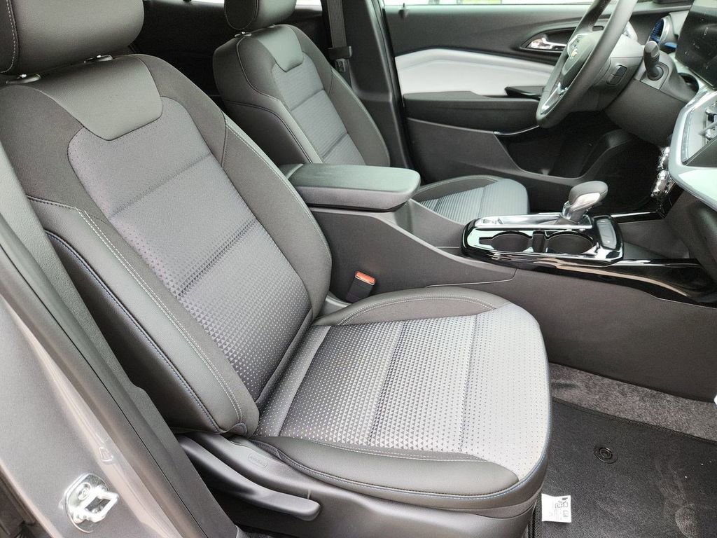 2025 Chevrolet Trax LT - Photo 25