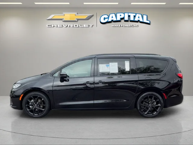 Used 2026  Chrysler Limited image 2