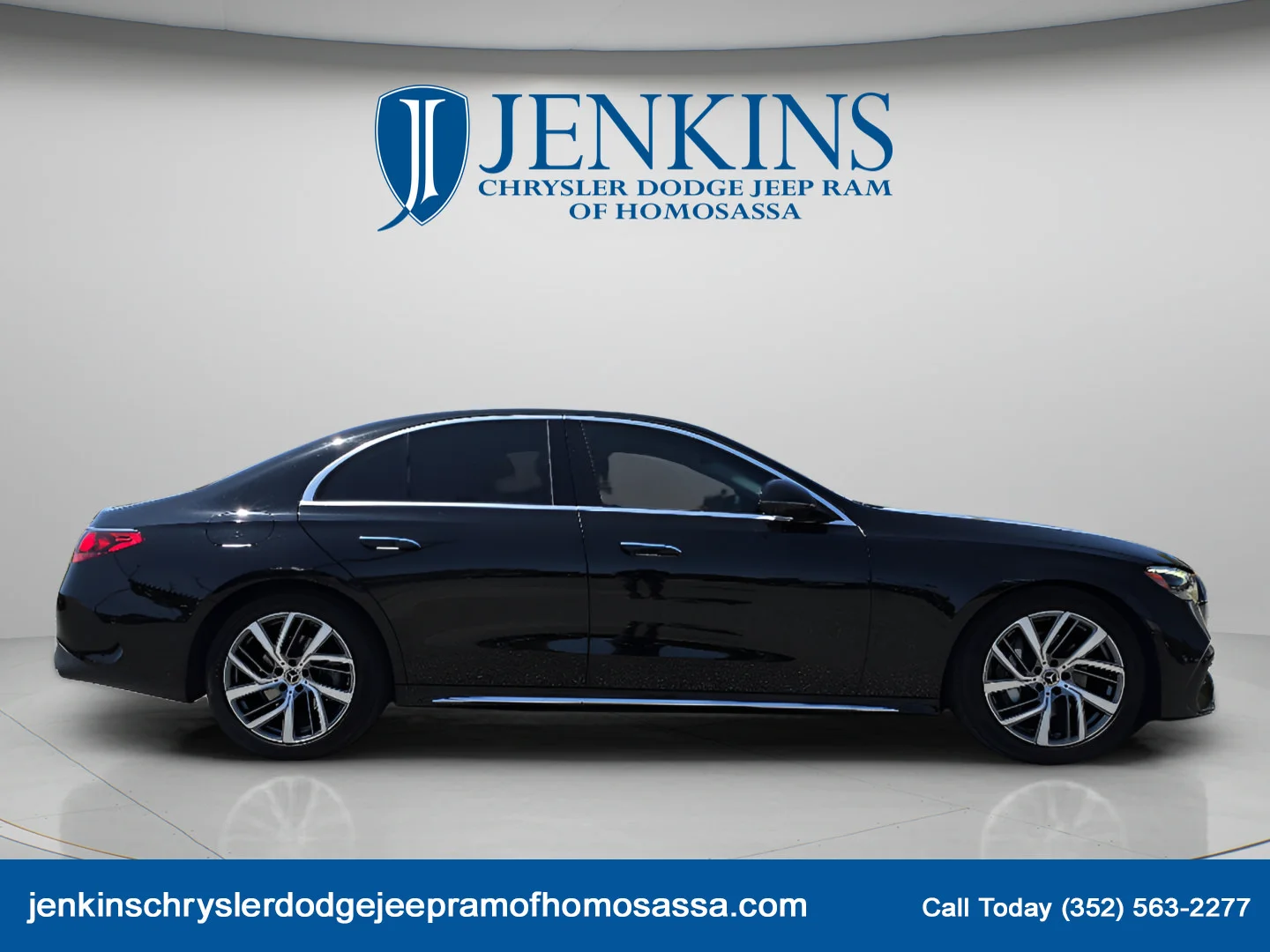 Used 2025 Obsidian Black Metallic Mercedes-Benz E 350 image 2