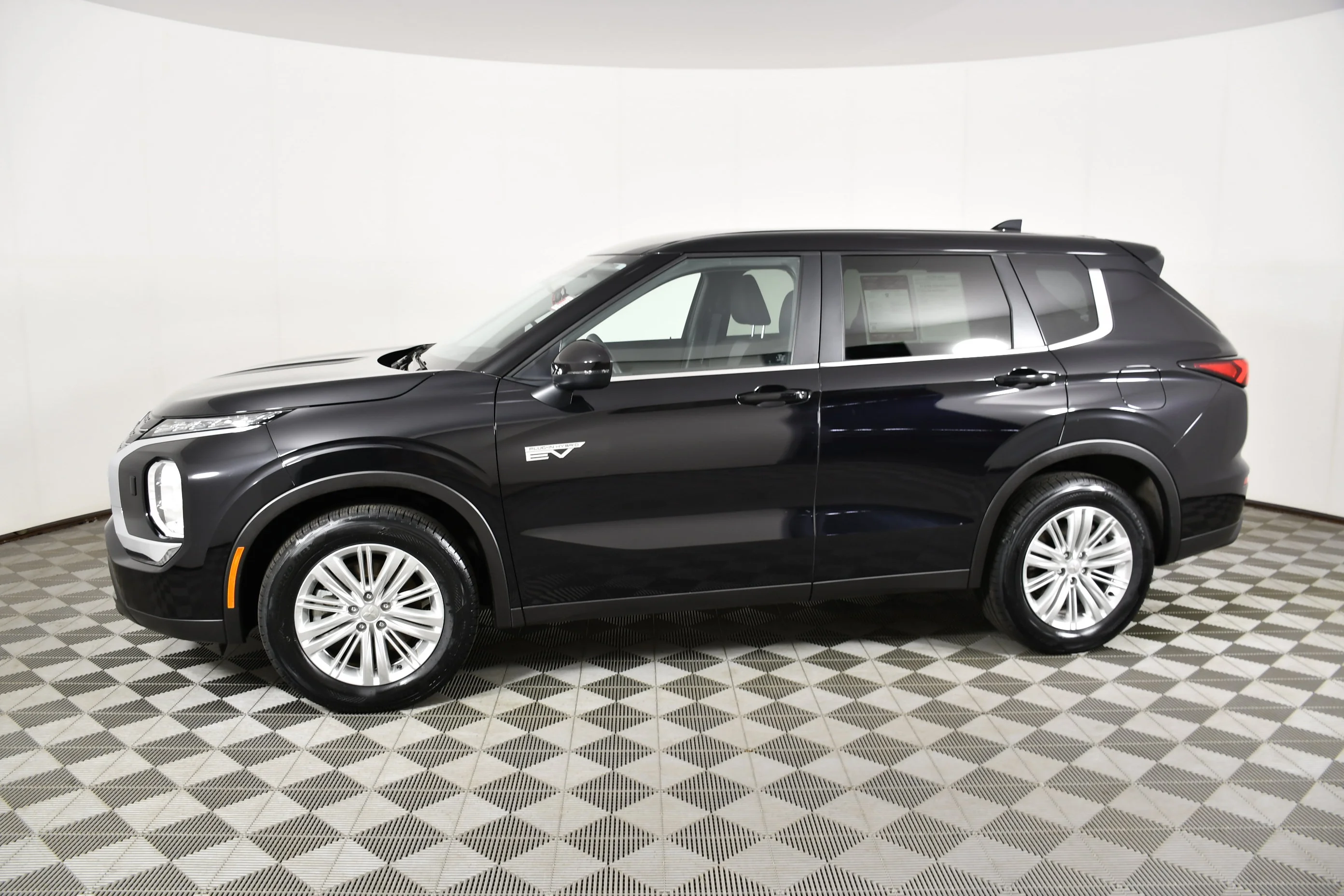 Certified Used 2025 Labrador Black Pearl Mitsubishi ES image 9