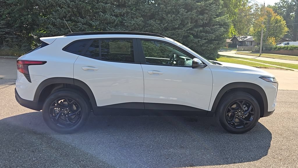 New 2026 Summit White Chevrolet LT image 32