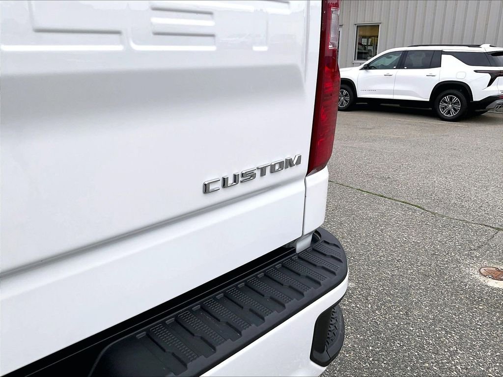 Used 2023 White Chevrolet Custom image 27