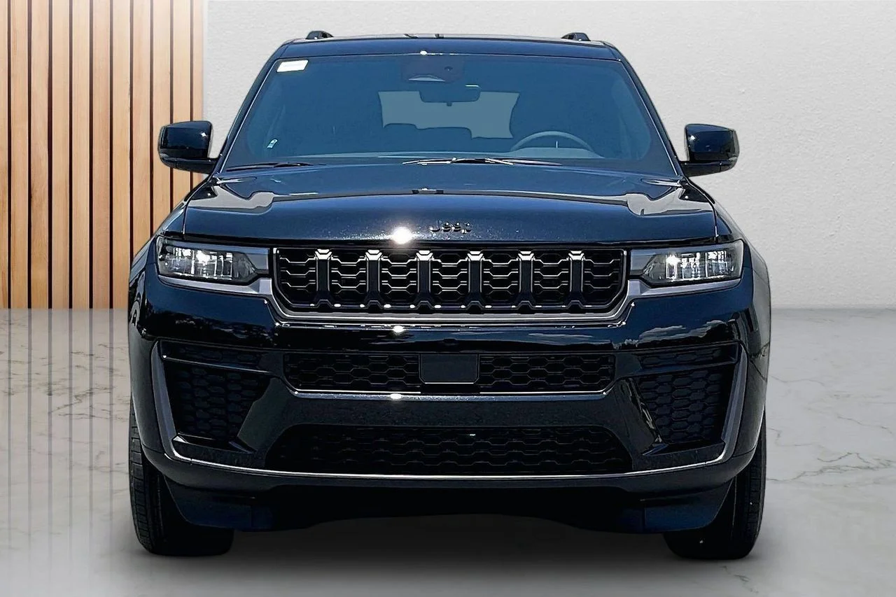 New 2026 Diamond Black Crystal Pearl-Coat Exterior Paint Jeep Altitude image 3