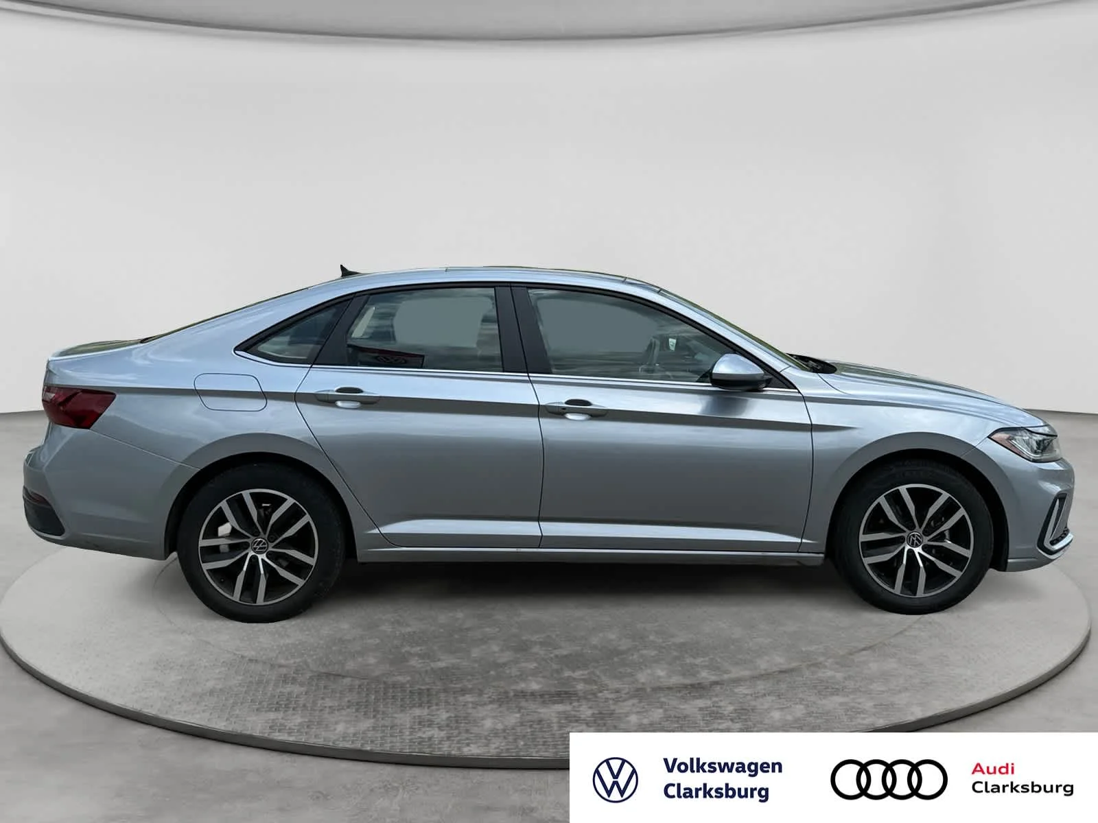 Used 2025 Pyrite Silver Metallic Volkswagen SE image 4