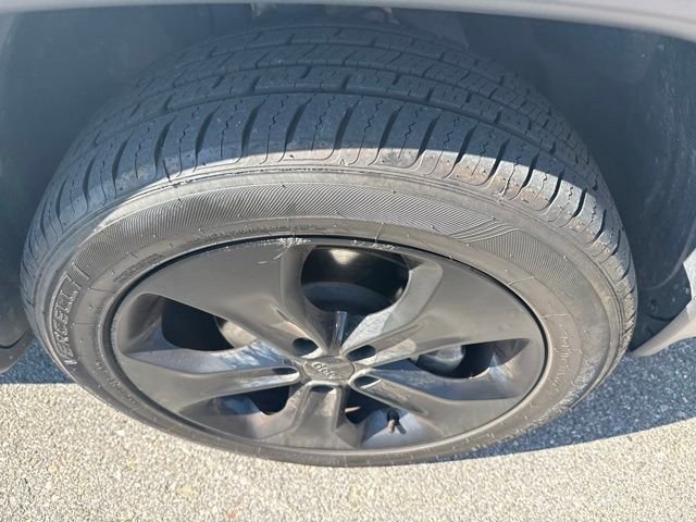 Used 2019 White Jeep Latitude image 25