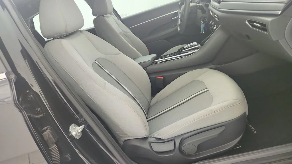 Used 2021 Black Hyundai SE image 27