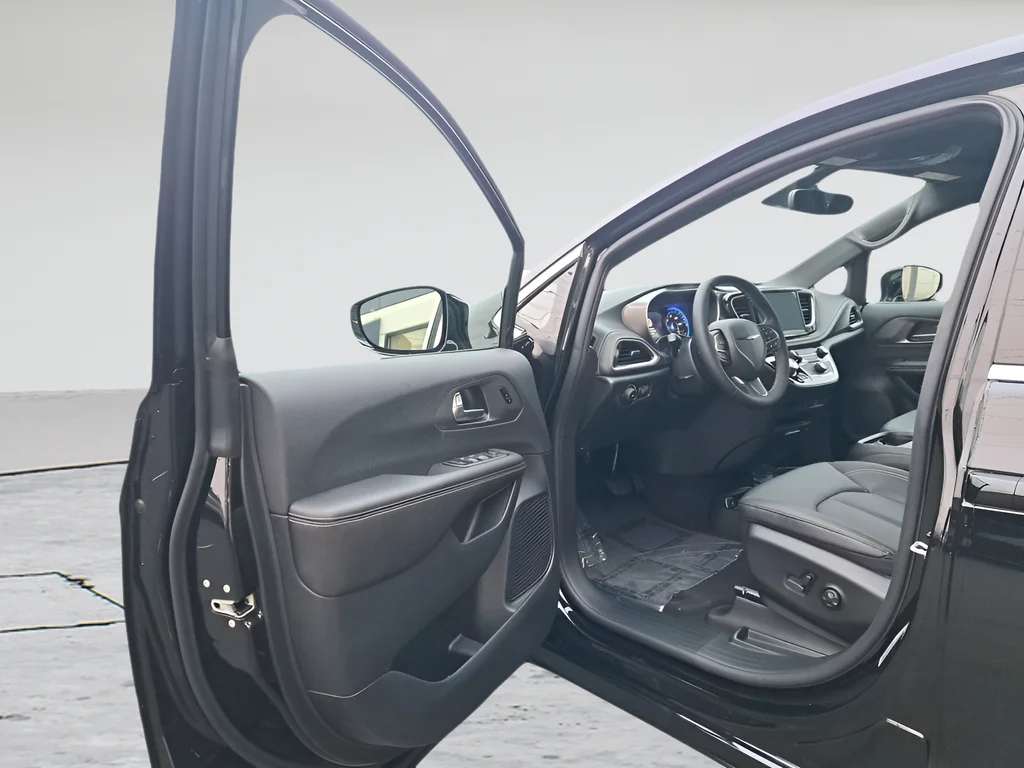 New 2026 Diamond Black Crystal Pearl-Coat Exterior Paint Chrysler Select image 9