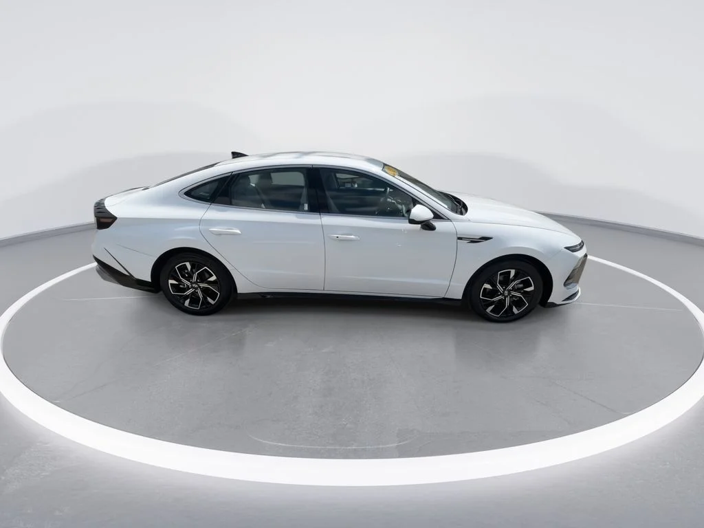 Used 2025 White Hyundai SEL image 9