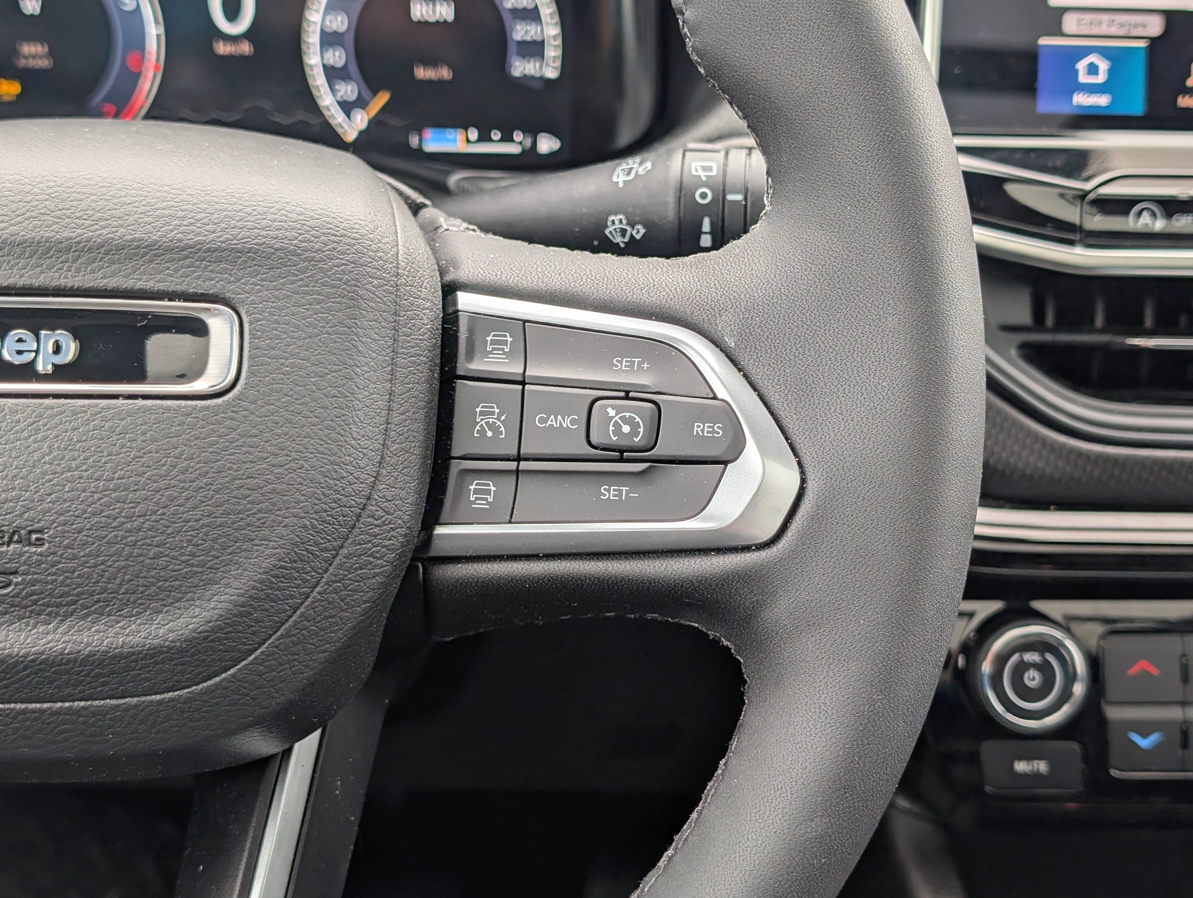 New 2025 Silver Zynith Metallic Jeep Altitude image 24