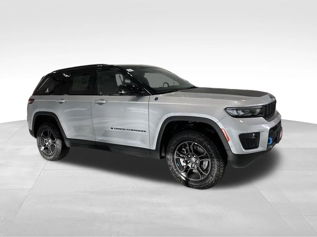 New 2024 Silver Zynith Exterior Paint Jeep Trailhawk 4xe image 2