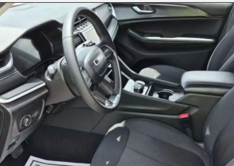 Used 2024 White/off-white Jeep Laredo image 3