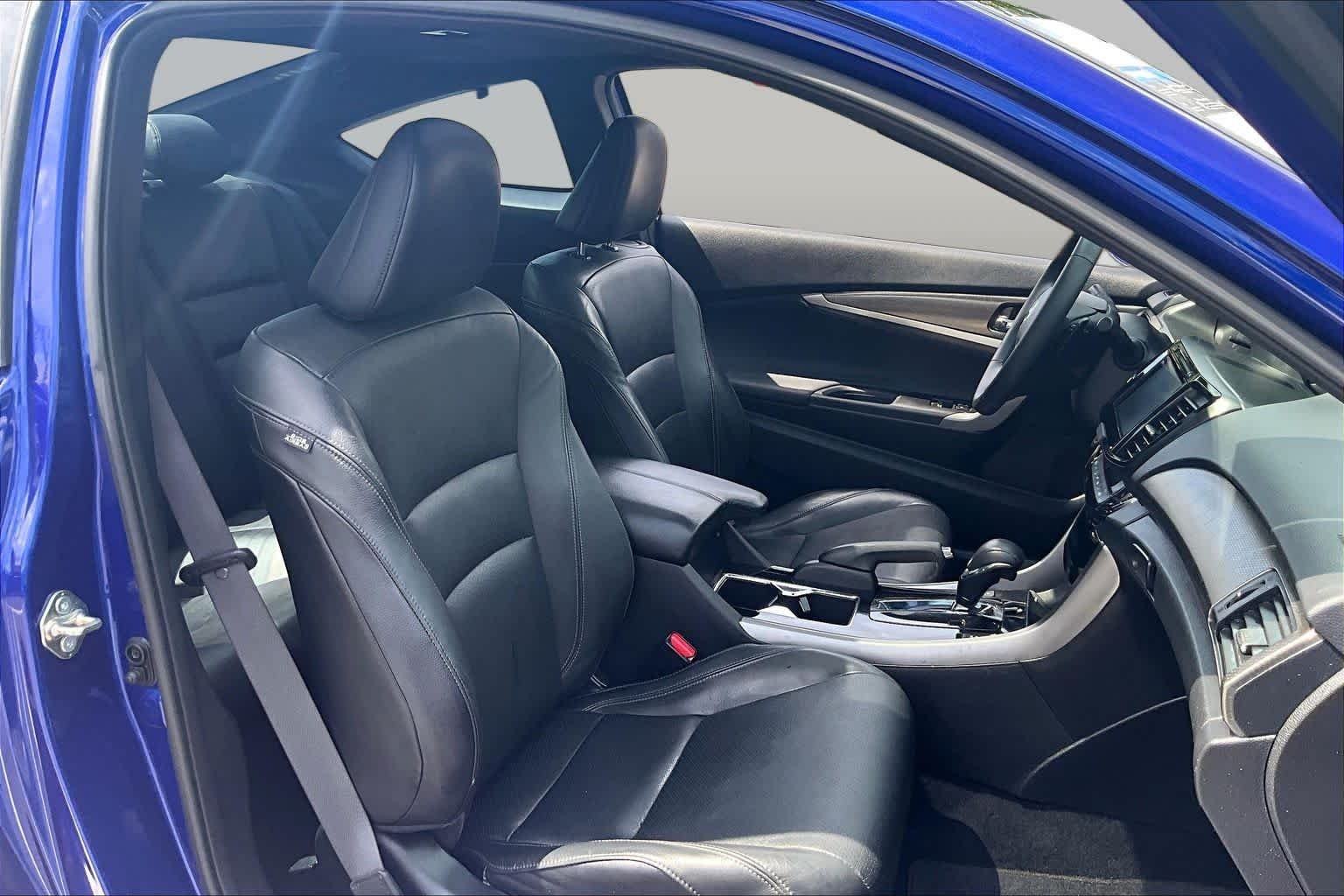 Used 2017 Deep Blue Opal Metallic Honda EX-L image 8