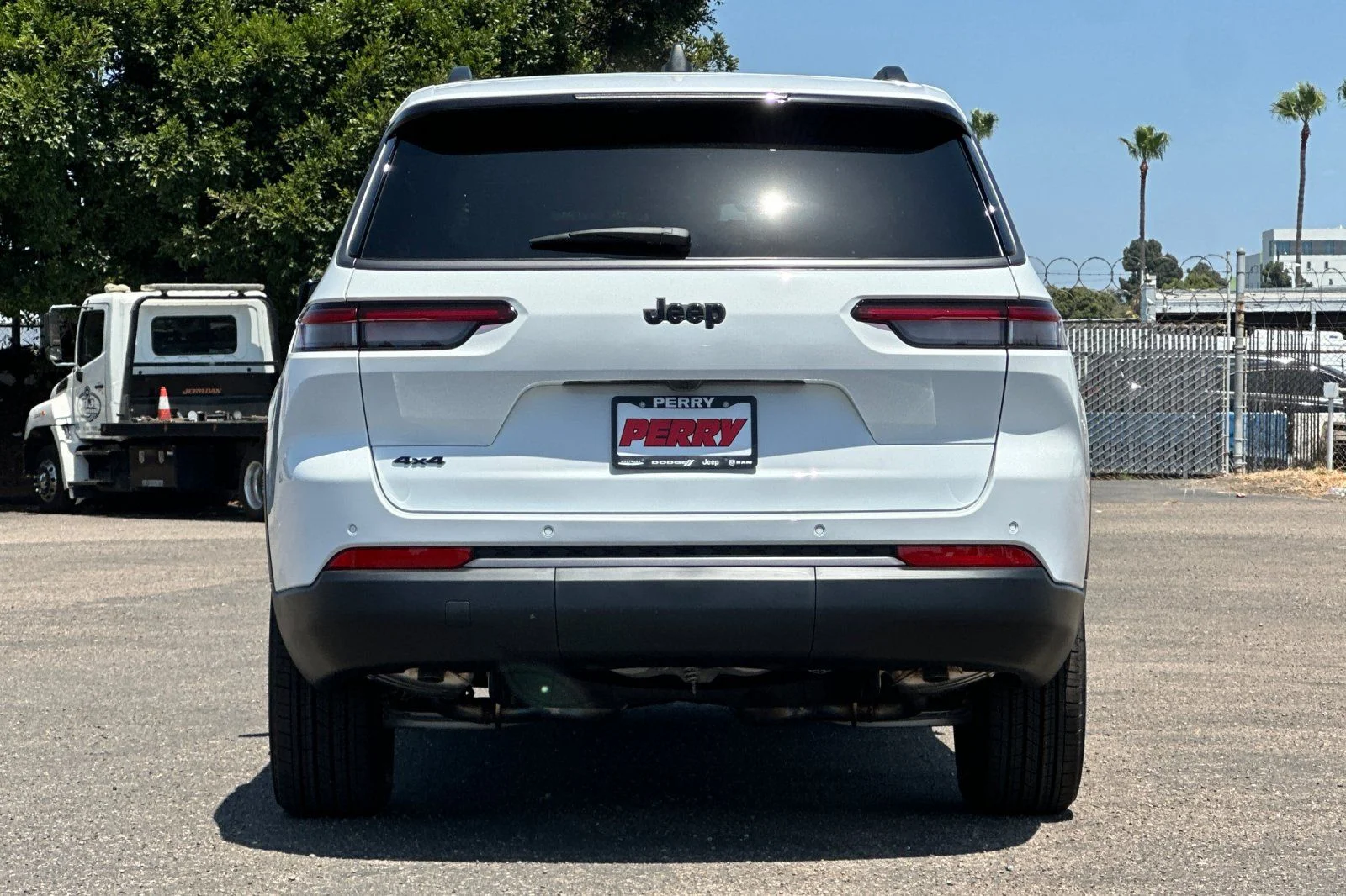 New 2026 Bright White Clear-Coat Exterior Paint Jeep Altitude image 4