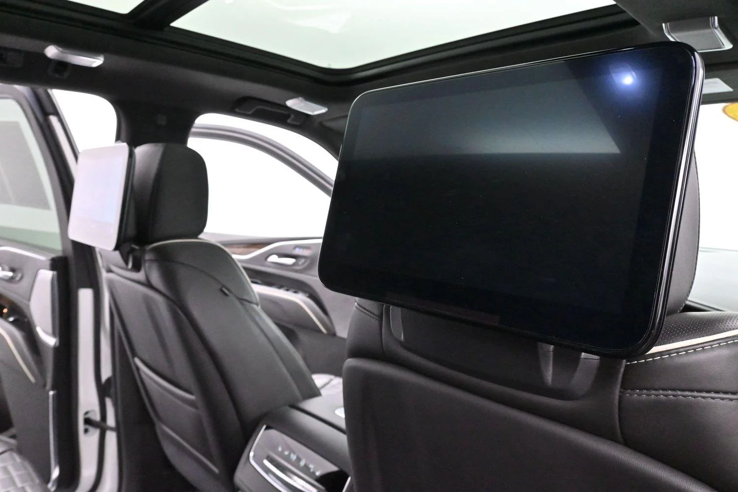 Used 2021 CRYSTAL WHITE TRICOAT Cadillac Sport Platinum image 40