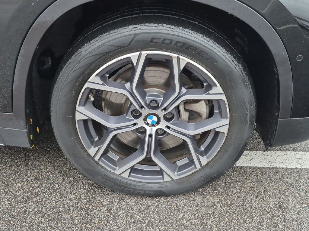 Used 2022 Black BMW xDrive28i image 9