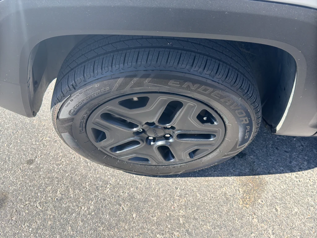 Used 2018 Glacier Metallic Jeep Trailhawk image 37