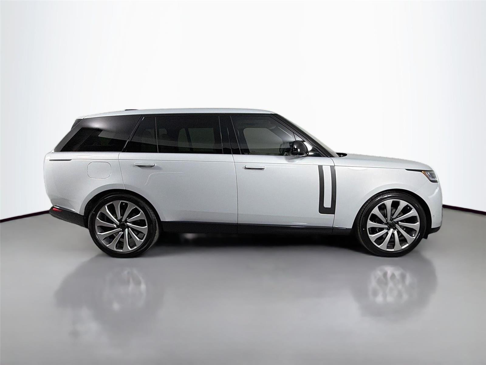 New 2026 Ethereal Frost Sliver LAND ROVER SE LWB 7-Seats / V8 image 4