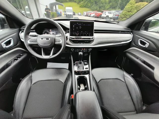 Used 2024 Silver Jeep Latitude image 36