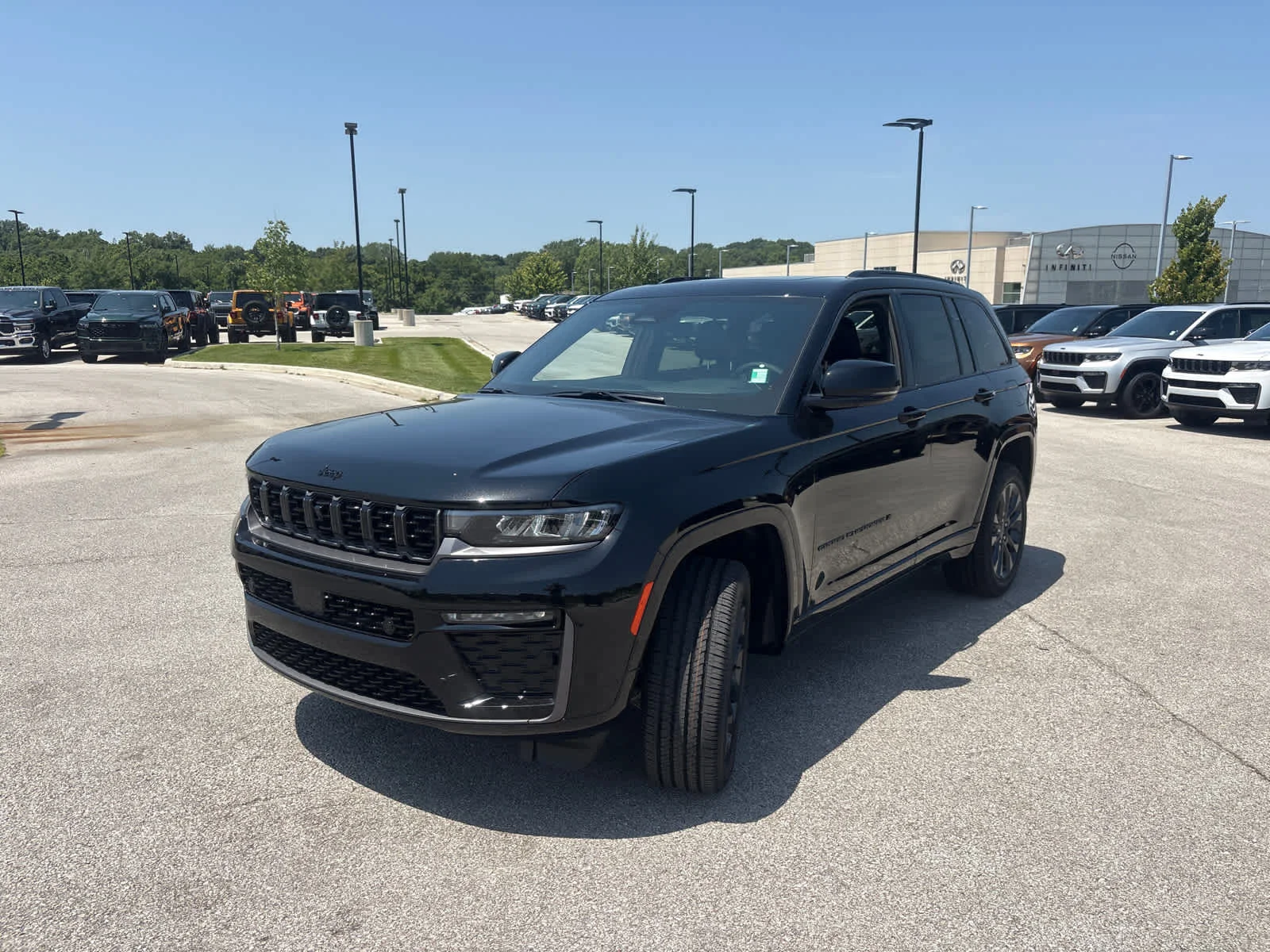 New 2026 Diamond Black Crystal Pearlcoat Jeep Limited Reserve image 5