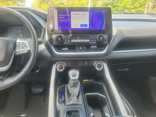 Certified Used 2024 WIND CHILL PEARL Toyota  image 37