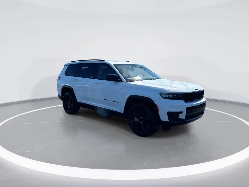 Used 2023 White/off-white Jeep Altitude image 2