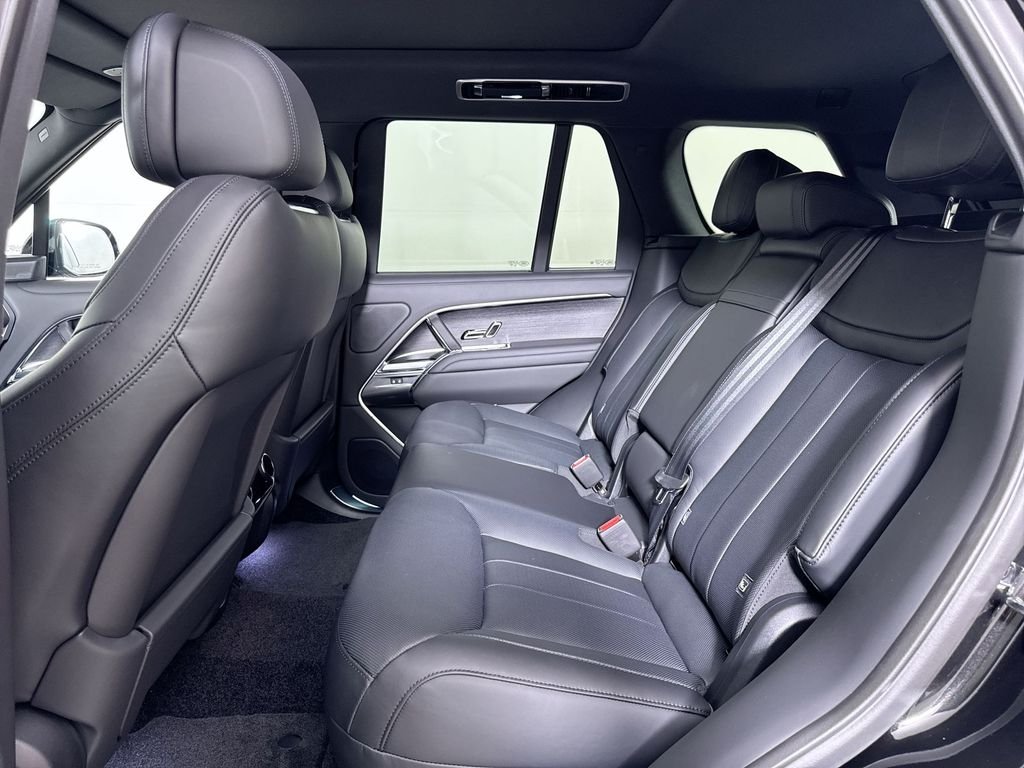New 2026 SANTORN BLK MET Land Rover SE image 21