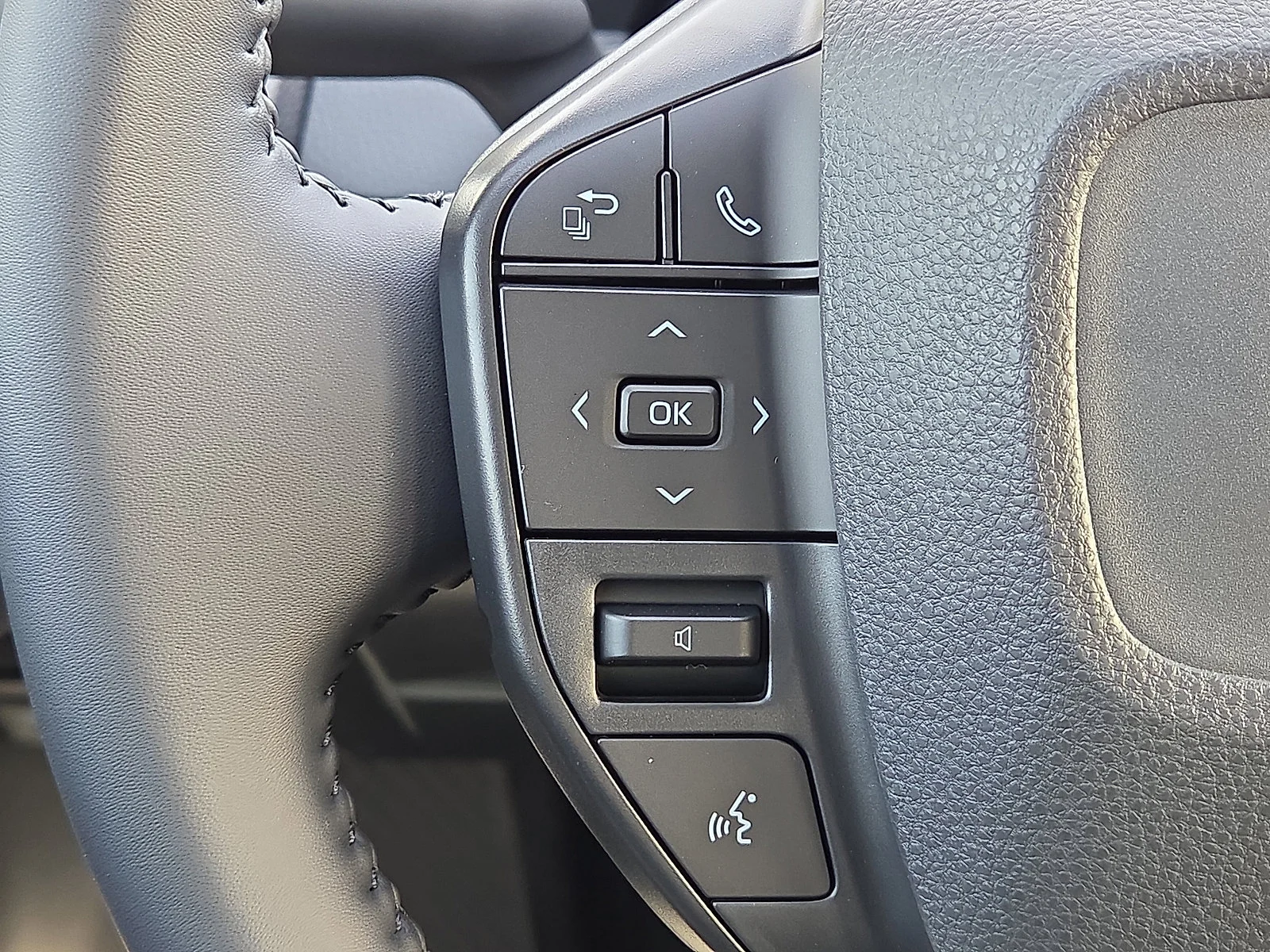 2026 Toyota Prius LE - Photo 12