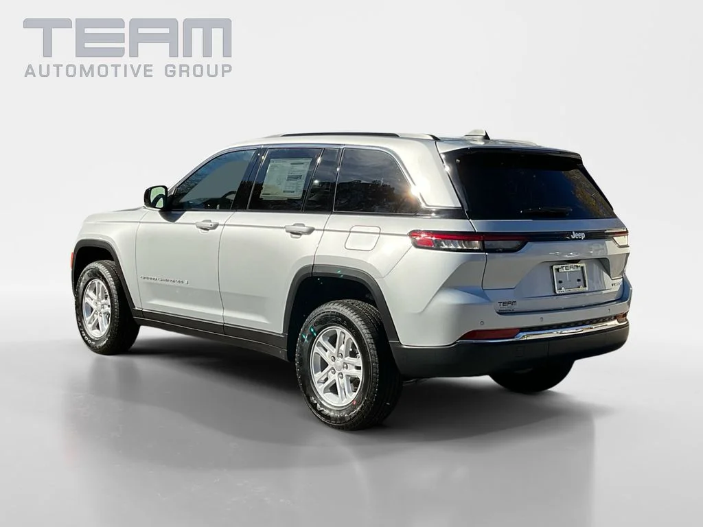 Used 2025 Silver Jeep Laredo image 5