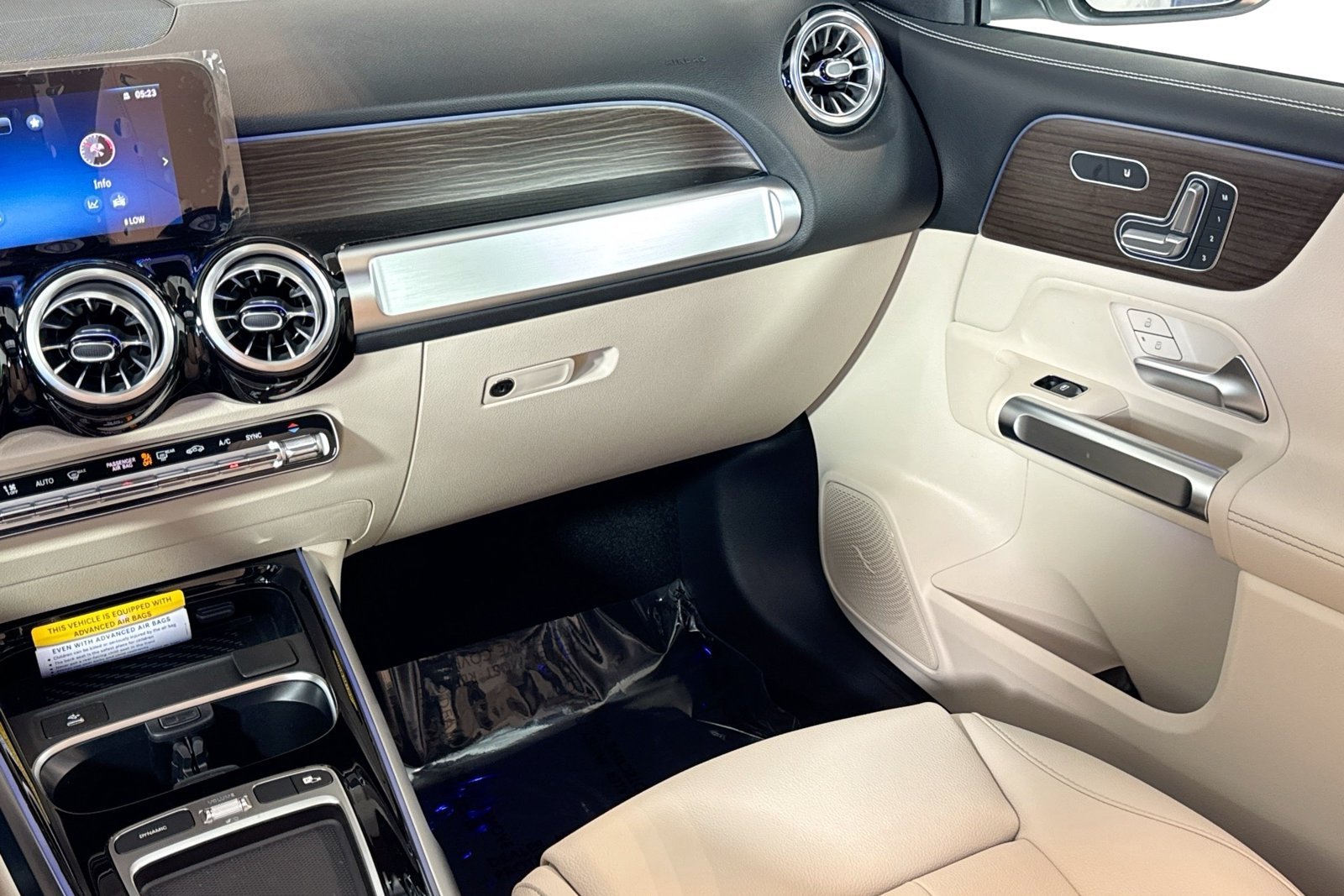 New 2026 Polar White Mercedes-Benz GLB 250 image 21