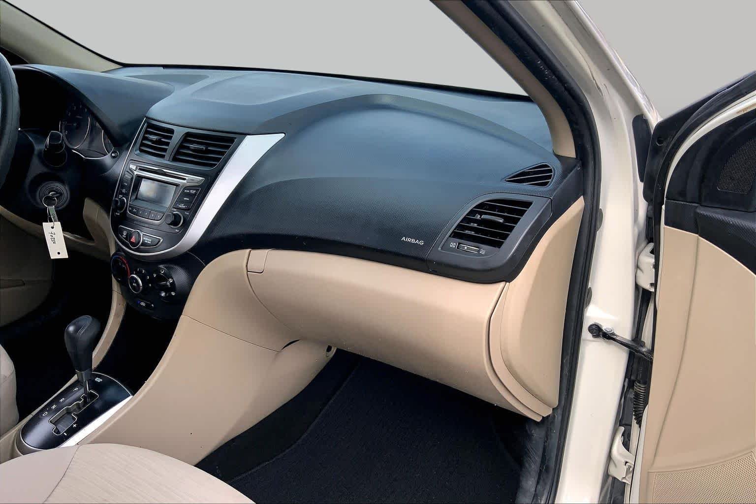 Used 2016 Misty Beige Metallic Hyundai SE image 16