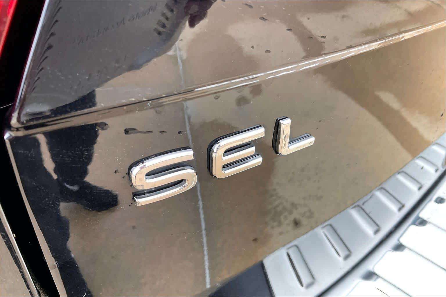 Used 2022 Deep Black Pearl Volkswagen SEL R-Line image 31