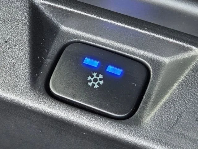 2024 Land Rover Defender SE - Photo 14