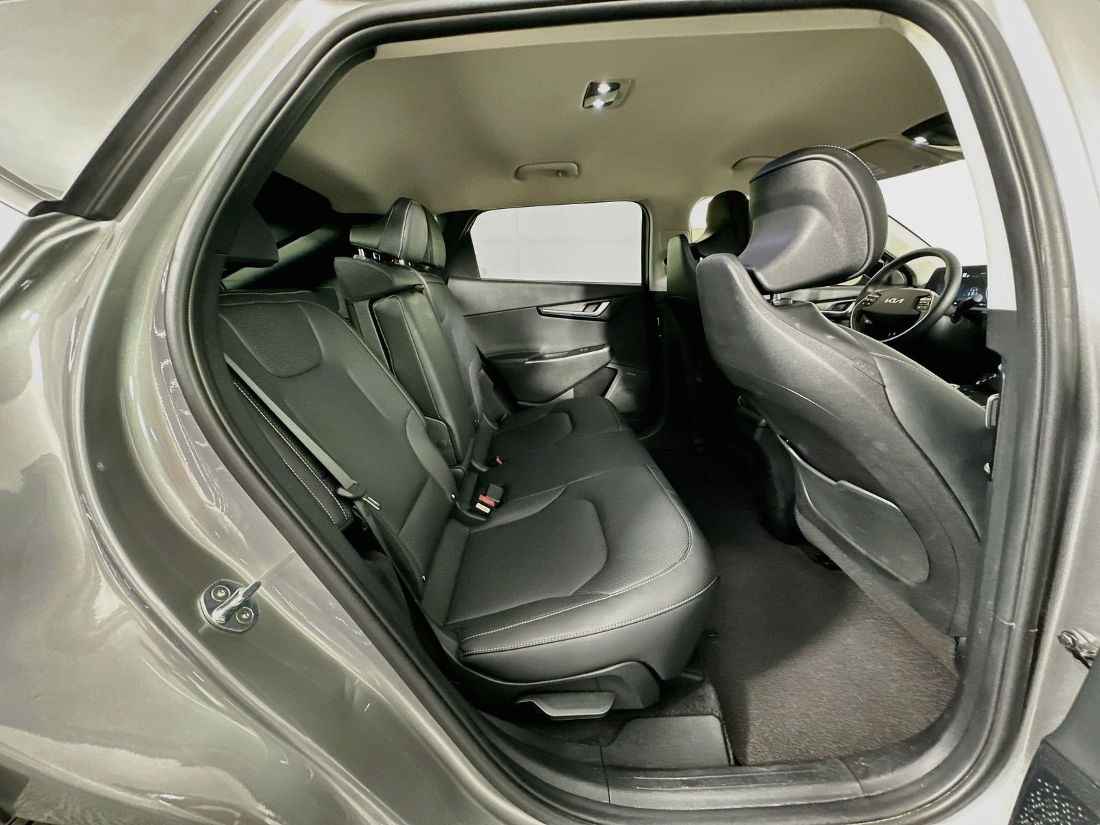 Used 2022 Steel Gray Kia Wind image 27