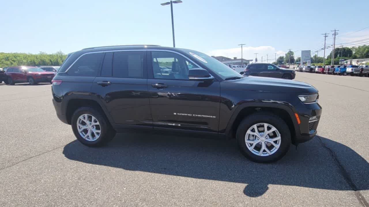 Used 2023 Rocky Mountain Pearlcoat Jeep Limited image 3