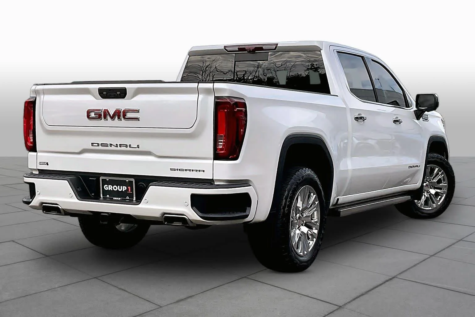 Used 2023 White Frost Tricoat GMC Denali image 13
