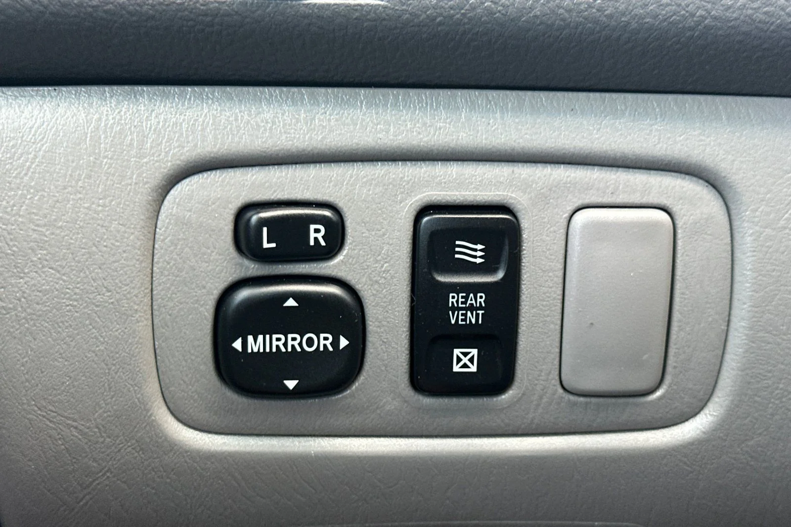 Used 2005  Toyota LE image 29