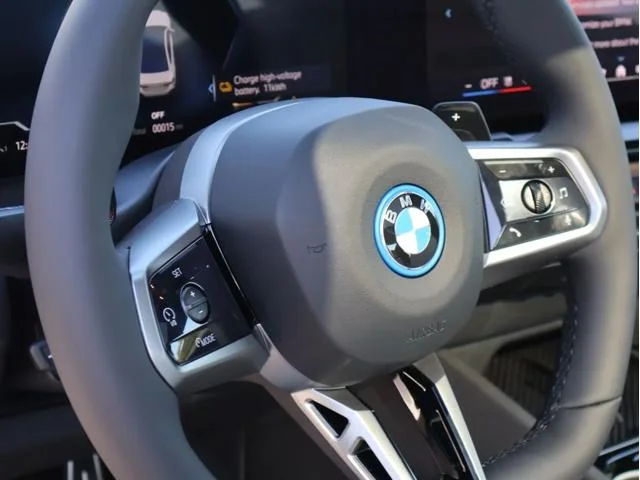New 2026 Mineral White Metallic BMW 550e xDrive image 22