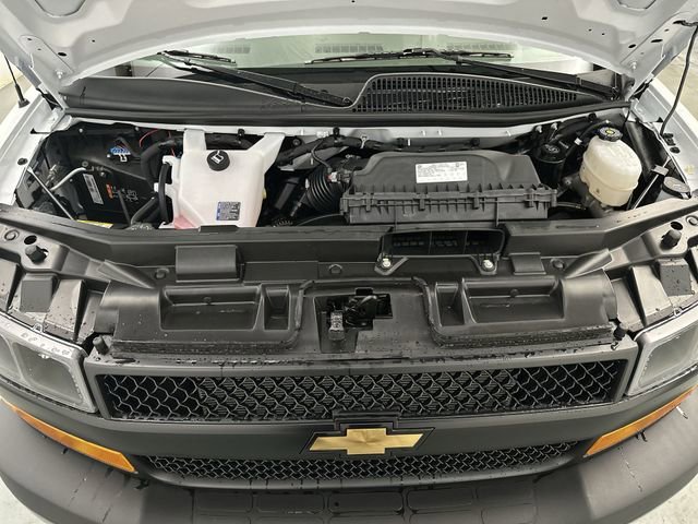 New 2026 Summit White Chevrolet WT image 18