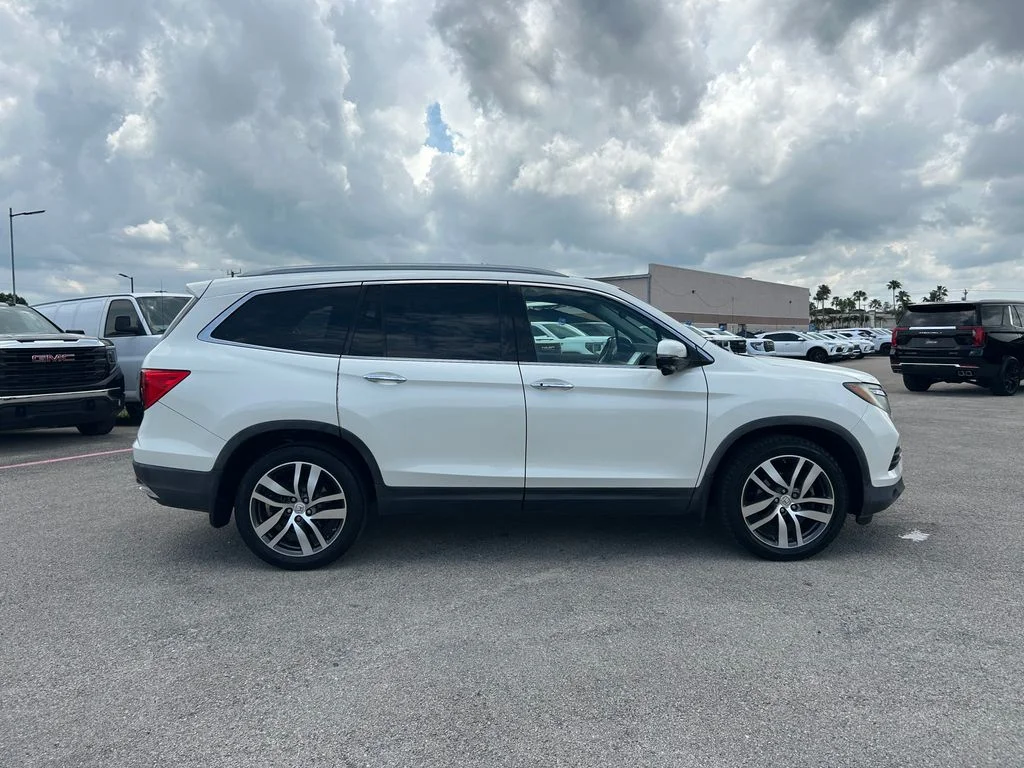 Used 2017  Honda Touring image 6
