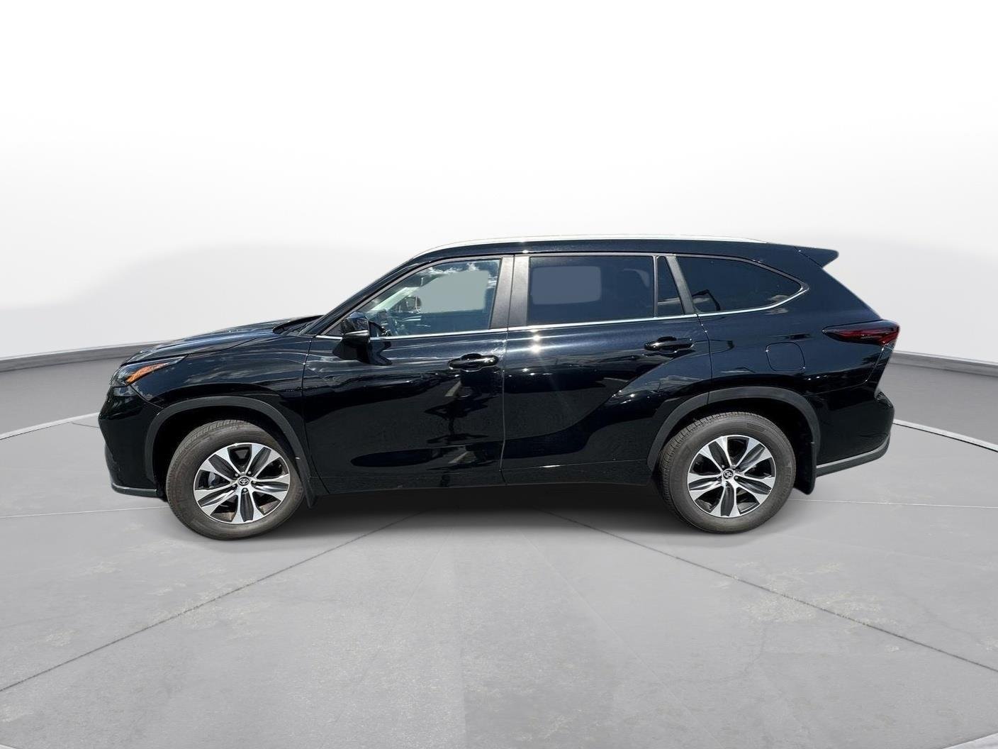 Used 2026 Midnight Black Metallic Toyota XLE image 9